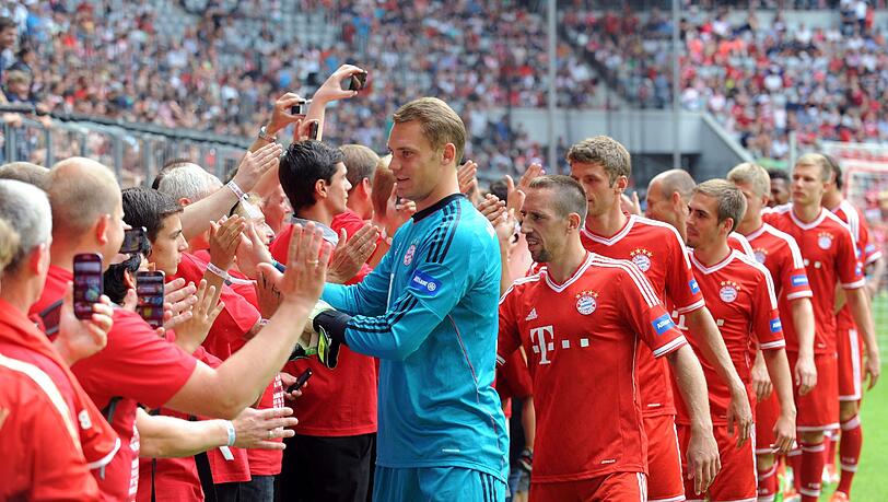 Die Bayern-Stars bedanken sich bei den Fluthelfern in der Allianz Arena. Die Bayern-Stars bedanken sich bei den Fluthelfern in der Allianz Arena.