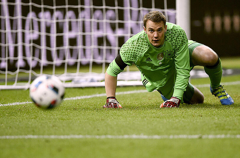 Manuel Neuer (FC Bayern), der Welttorhüter der letzten vier Jahre, kommt auf einen Marktwert von 45 Millionen Euro.