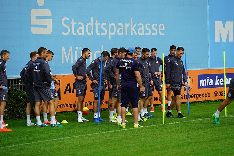 Vor den Augen Hunderter Fans betraten die Löwen das erste Mal nach dem Abstieg in die Regionalliga den Trainingsplatz.