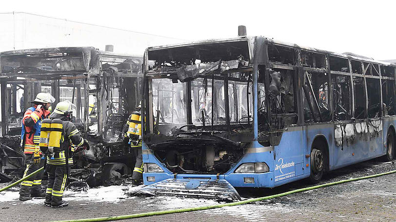 Brand auf einem Betriebshof in Hohenbrunn: Die Feuerwehren mussten gleich drei in Flammen stehende Gelenkbusse löschen. Die Bilder vom Einsatz.