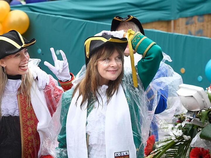 Nastassja Kinski fährt auf dem Wagen des Kölner Festkomitee-Präsidenten mit.