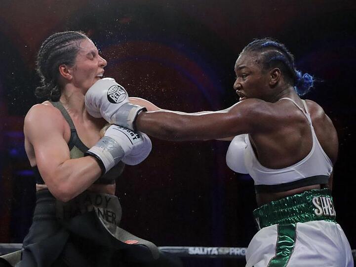 Christina Hammer (l) hatte gegen Claressa Shields keine Chance.