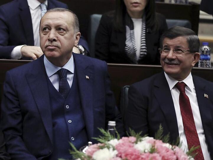 Präsident Erdogan (r) und Davutoglu im Januar 2018 bei einer Parlamentssitzung in Ankara.