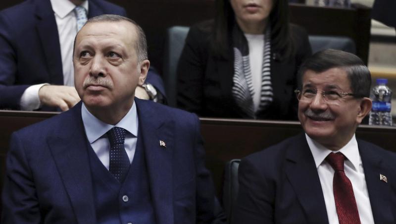Präsident Erdogan (r) und Davutoglu im Januar 2018 bei einer Parlamentssitzung in Ankara. Präsident Erdogan (r) und Davutoglu im Januar 2018 bei einer Parlamentssitzung in Ankara.