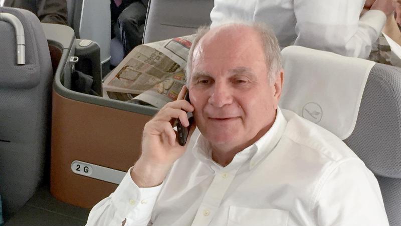 Uli Hoeneß (r), Ehrenpräsident des FC Bayern, im Flieger vor dem Abflug nach London.