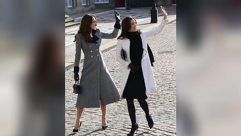 Im Einklang: Herzogin Kate (l.) und Kronprinzessin Mary vor dem Schloss in Kopenhagen.