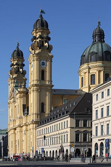 Postkartenmotiv: die Theatinerkirche am Odeonsplatz.