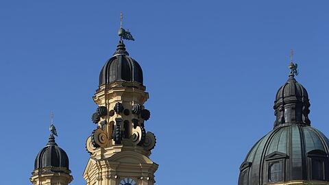Postkartenmotiv: die Theatinerkirche am Odeonsplatz.