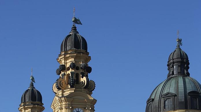 Postkartenmotiv: die Theatinerkirche am Odeonsplatz.
