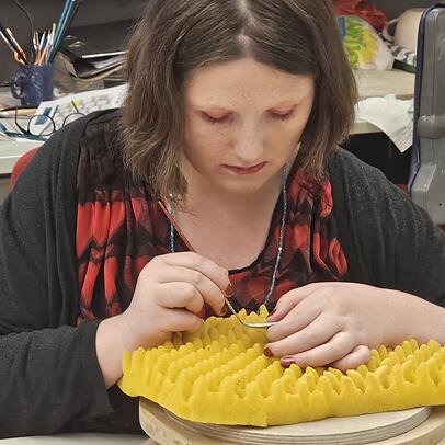 Da braucht es eine ruhige Hand: Hochkonzentriert arbeitet Amelie Lorenz an ihren Designs.