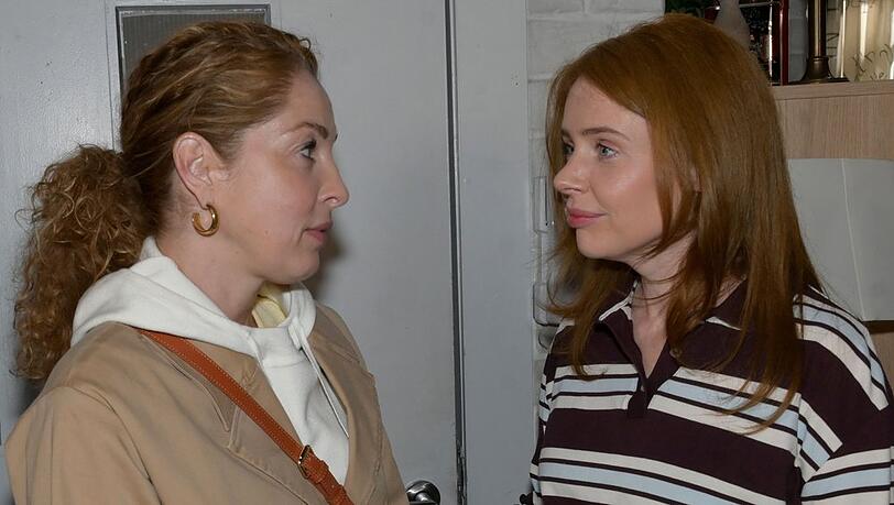 "GZSZ": Als Nina (l.) Toni ein Geburtstagsgeschenk bringt, wird sie von Toni ausgebremst. "GZSZ": Als Nina (l.) Toni ein Geburtstagsgeschenk bringt, wird sie von Toni ausgebremst.