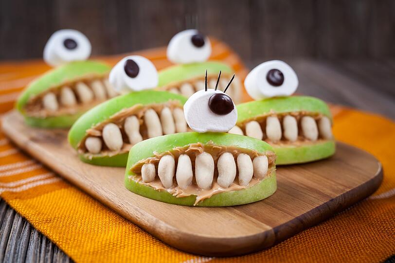 Halloween steht vor der Tür. Neben Süßem und Saurem finden sich dann auf Buffets oft Würstchen-Mumien oder schaurige Wurstfinger. Doch gruseliges Essen geht auch ohne Fleisch. Wir präsentieren ihnen einfache Halloween-Rezepte, an denen sich auch Vegetarier und Veganer erfreuen können. Halloween steht vor der Tür. Neben Süßem und Saurem finden sich dann auf Buffets oft Würstchen-Mumien oder schaurige Wurstfinger. Doch gruseliges Essen geht auch ohne Fleisch. Wir präsentieren ihnen einfache Halloween-Rezepte, an denen sich auch Vegetarier und Veganer erfreuen können.
