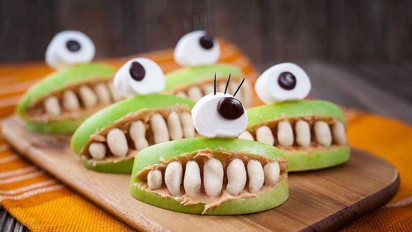 Halloween steht vor der Tür. Neben Süßem und Saurem finden sich dann auf Buffets oft Würstchen-Mumien oder schaurige Wurstfinger. Doch gruseliges Essen geht auch ohne Fleisch. Wir präsentieren ihnen einfache Halloween-Rezepte, an denen sich auch Vegetarier und Veganer erfreuen können. Halloween steht vor der Tür. Neben Süßem und Saurem finden sich dann auf Buffets oft Würstchen-Mumien oder schaurige Wurstfinger. Doch gruseliges Essen geht auch ohne Fleisch. Wir präsentieren ihnen einfache Halloween-Rezepte, an denen sich auch Vegetarier und Veganer erfreuen können.
