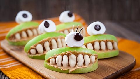 Halloween steht vor der T&uuml;r. Neben S&uuml;&szlig;em und Saurem finden sich dann auf Buffets oft W&uuml;rstchen-Mumien oder schaurige Wurstfinger. Doch gruseliges Essen geht auch ohne Fleisch. Wir pr&auml;sentieren ihnen einfache Halloween-Rezepte, an denen sich auch Vegetarier und Veganer erfreuen k&ouml;nnen.