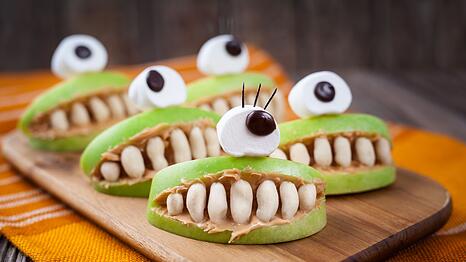 Halloween steht vor der T&uuml;r. Neben S&uuml;&szlig;em und Saurem finden sich dann auf Buffets oft W&uuml;rstchen-Mumien oder schaurige Wurstfinger. Doch gruseliges Essen geht auch ohne Fleisch. Wir pr&auml;sentieren ihnen einfache Halloween-Rezepte, an denen sich auch Vegetarier und Veganer erfreuen k&ouml;nnen.
