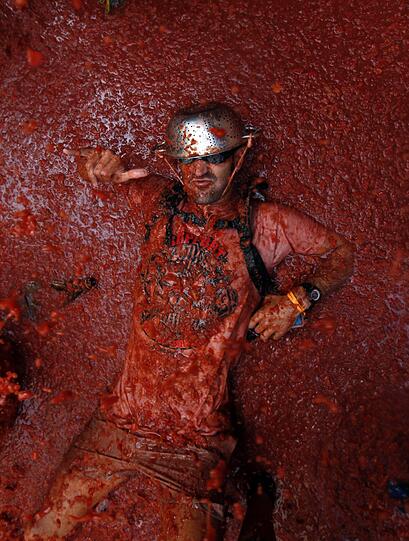 Wie ein Krieger: Dieser Spanier hat sich aus einem Nudelsieb einen Helm gebastelt. Aber bei so viel Tomatensauce hilft der wenig...