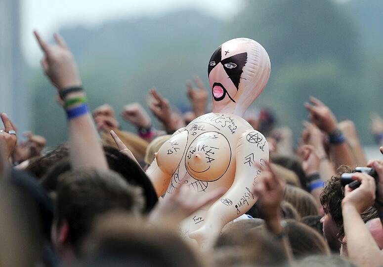 Wet T-Shirts, wilde Rocker, schräge Outfits: So verrückt war das Wacken-Festival 2011. wir zeigen die besten Bilder. EInfach weiterklicken!