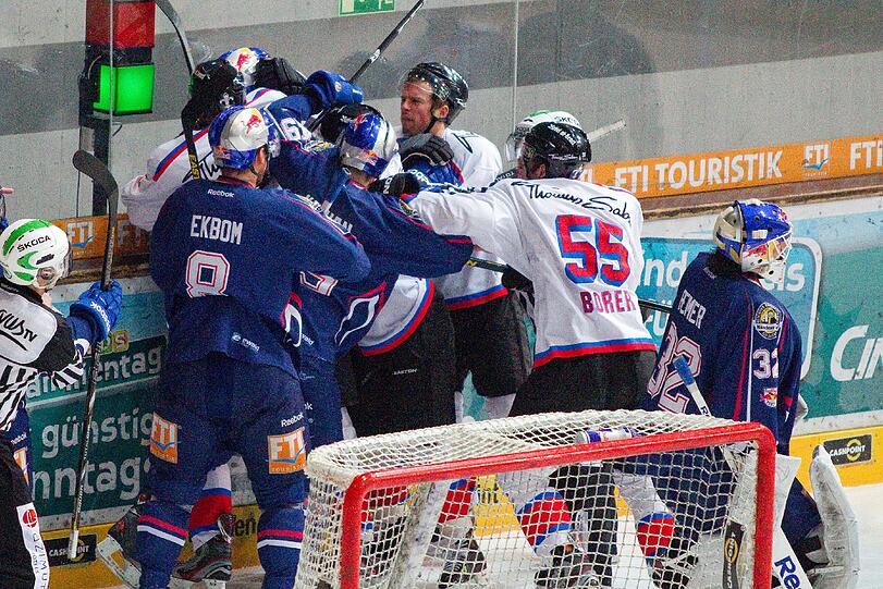 Massenkeilerei hinter dem EHC-Tor: Nicht die einzige im Spiel gegen Nürnberg.