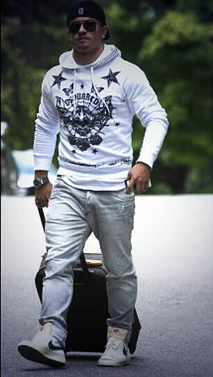 Xherdan Shaqiri twittert, als er mit dem Schweizer Nationalteam unterwegs ist ...