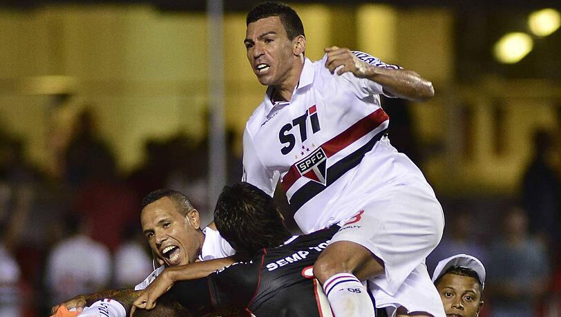 Da war er noch Teil der Mannschaft: Lucio nach einem Tor gegen Bolivar La Paz beim Libertadores Cup im Morumbi-Stadion in Sao Paolo im Januar. Da war er noch Teil der Mannschaft: Lucio nach einem Tor gegen Bolivar La Paz beim Libertadores Cup im Morumbi-Stadion in Sao Paolo im Januar.