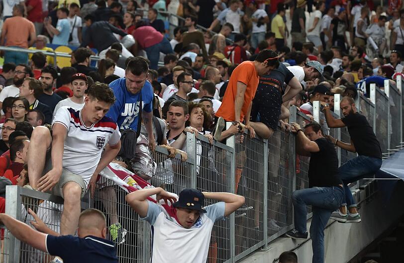 Nach dem EM-Spiel der Russen gegen England kommt es zu heftigen Ausschreitungen. Die schockierenden Bilder aus Marseille.