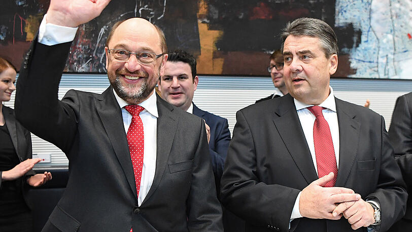 Martin Schulz (l.) und Sigmar Gabriel bei der Sondersitzung am Mittwoch, bei der heitere, fast ausgelassene Stimmung herrscht.