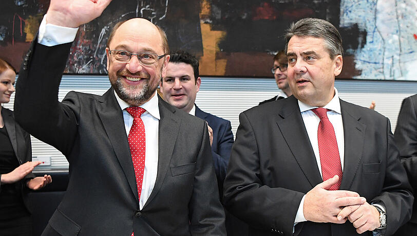 Martin Schulz (l.) und Sigmar Gabriel bei der Sondersitzung am Mittwoch, bei der heitere, fast ausgelassene Stimmung herrscht. Martin Schulz (l.) und Sigmar Gabriel bei der Sondersitzung am Mittwoch, bei der heitere, fast ausgelassene Stimmung herrscht.