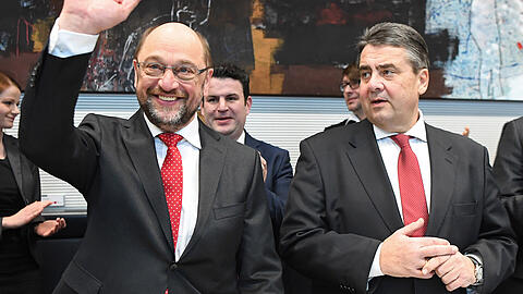 Martin Schulz (l.) und Sigmar Gabriel bei der Sondersitzung am Mittwoch, bei der heitere, fast ausgelassene Stimmung herrscht.