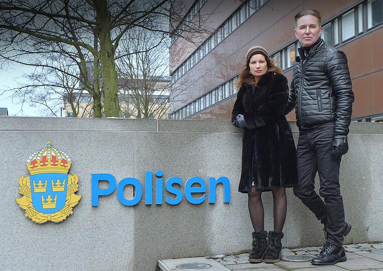 So sieht Lars Kepler aus: Die Suche, wer sich hinter dem Pseudonym verbarg, war selbst ein Krimi. Hier stehen Alexandra Coelho Ahndoril und Alexander Ahndoril vor dem Stockholmer Polizeirevier, wo auch ihr Kommissar ermittelt.