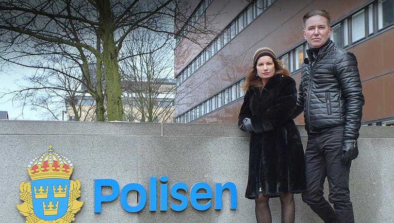 So sieht Lars Kepler aus: Die Suche, wer sich hinter dem Pseudonym verbarg, war selbst ein Krimi. Hier stehen Alexandra Coelho Ahndoril und Alexander Ahndoril vor dem Stockholmer Polizeirevier, wo auch ihr Kommissar ermittelt. So sieht Lars Kepler aus: Die Suche, wer sich hinter dem Pseudonym verbarg, war selbst ein Krimi. Hier stehen Alexandra Coelho Ahndoril und Alexander Ahndoril vor dem Stockholmer Polizeirevier, wo auch ihr Kommissar ermittelt.