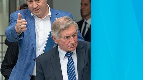 Markus Söder und Alois Glück nehmen an einer Pressekonferenz teil. Foto: Peter Kneffel/dpa
