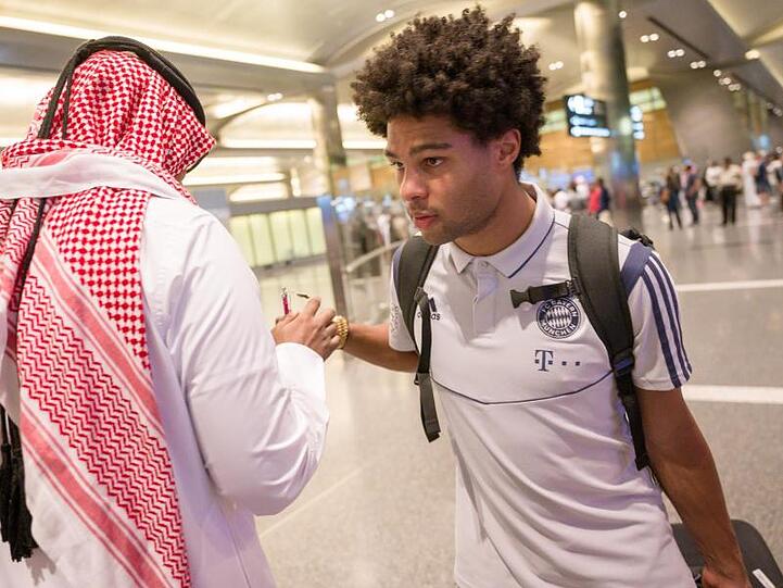 Serge Gnabry kommt am Flughafen in Katar an. Foto: Peter Kneffel/dpa