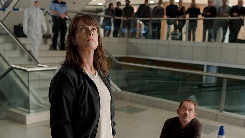 Kommissarin Doreen Brasch (Claudia Michelsen) begutachtet den Tatort in einem Einkaufszentrum