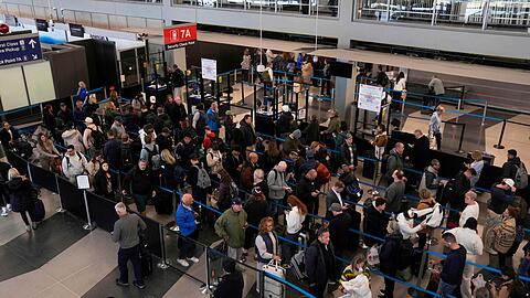 Lange Schlange wegen des Shutdowns am Flughafen Chicago.