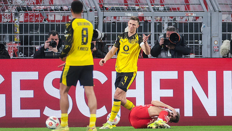 Da war nix! Nico Schlotterbeck räumt Josip Stanisic im Strafraum ab - und hat Glück, dass er danach nicht vom Platz fliegt. Da war nix! Nico Schlotterbeck räumt Josip Stanisic im Strafraum ab - und hat Glück, dass er danach nicht vom Platz fliegt.