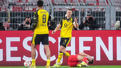 Da war nix! Nico Schlotterbeck r&auml;umt Josip Stanisic im Strafraum ab - und hat Gl&uuml;ck, dass er danach nicht vom Platz fliegt.