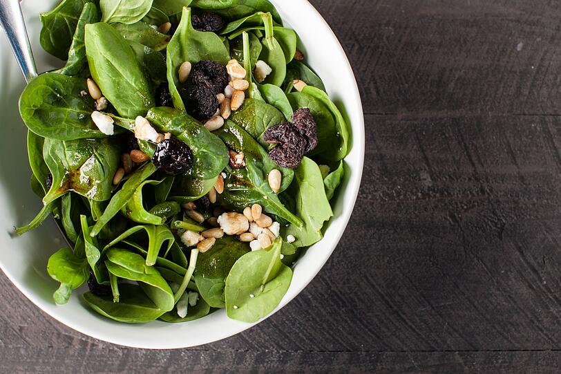 Nein, Spinat muss nicht breiartig und mit Blubb gegessen werden. Auch im Salat machen sich die frischen grünen Blätter richtig gut. Mit Öl, Zitronensaft, Honig und gerösteten Pinienkernen wird Spinat einfach zu einem Gedicht. Nein, Spinat muss nicht breiartig und mit Blubb gegessen werden. Auch im Salat machen sich die frischen grünen Blätter richtig gut. Mit Öl, Zitronensaft, Honig und gerösteten Pinienkernen wird Spinat einfach zu einem Gedicht.