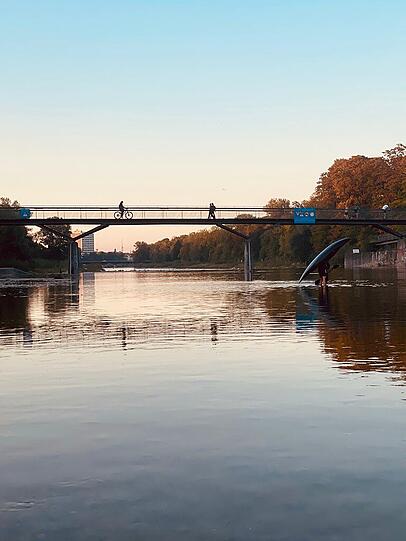 Anders als die Kanuten trage ich mein SUP um das Wehr herum. Anders als die Kanuten trage ich mein SUP um das Wehr herum.