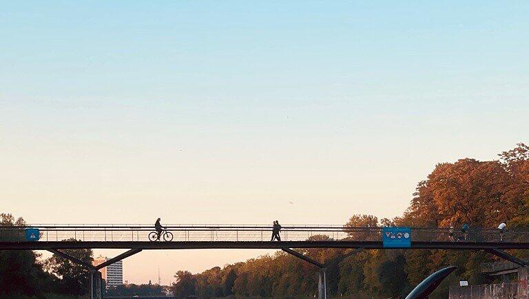 Anders als die Kajakfahrer, die durch das Wehr fahren, trage ich mein SUP um das Wehr herum. Anders als die Kajakfahrer, die durch das Wehr fahren, trage ich mein SUP um das Wehr herum.