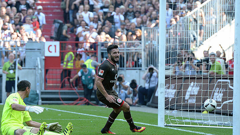 Cenk Sahin erzielte in der 90. Minute den Siegtreffer zum 2:1 des FC St. Pauli gegen Arminia Bielefeld. Cenk Sahin erzielte in der 90. Minute den Siegtreffer zum 2:1 des FC St. Pauli gegen Arminia Bielefeld.