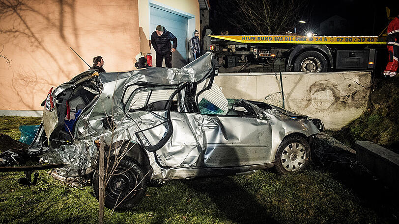 Zwei Brüder kamen bei einem Autounfall in der Oberpfalz ums Leben. Die Bilder.