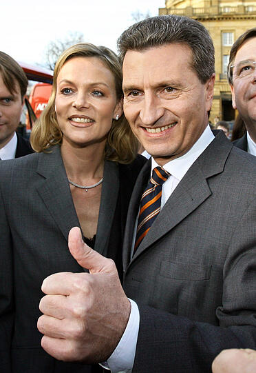 Während seiner Zeit als Ministerpräsident von Baden-Württemberg trennen sich Günther Oettinger und seine Ehefrau Inken. Nach 13 Jahren zogen die beiden im Jahr 2007 den Ehe-Schlussstrich.
