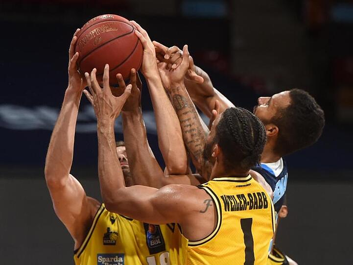 Beim Kampf um den Rebound schenkten sich die MHP Riesen Ludwigsburg und Alba Berlin nichts.