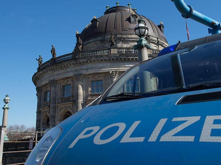 Polizei vor dem Bode-Museum: Die Millionenteure Goldmünze bleibt verschwunden.