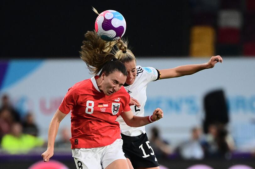 Deutschlands Giulia Gwinn (r) im Kopfballduell mit der Österreicherin Barbara Dunst.
