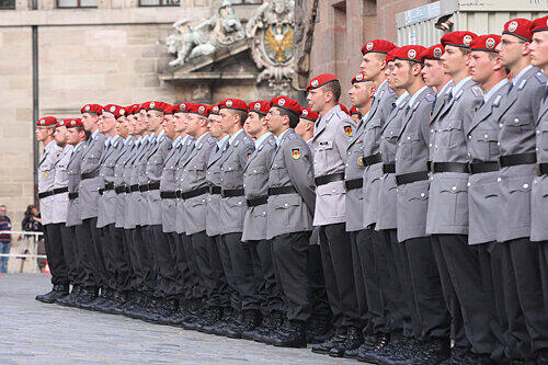 Stillgestanden! 135 Rekruten legten gestern am Sebalder Platz ihre feierliches Gelöbnis ab. Im Hintergrund das Stadtwappen über dem Eingang zum Rathaus.