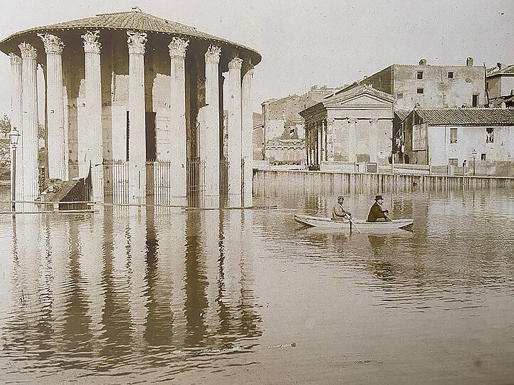 Hochwasser an den beiden Tempeln am Forum Boarium nahe dem Tiberufer in Rom.
