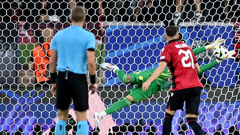 Spaniens Torhüter David Raya pariert den Ball und verhindert den Ausgleich.