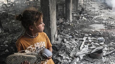 Palästinensischen Angaben zufolge waren in einem von Israel angegriffenen Gebäude Vertriebene untergebracht.