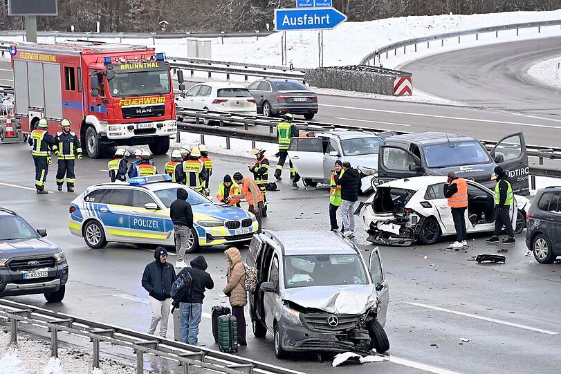 Es waren mehrere Autos beteiligt, Personen wurden verletzt.